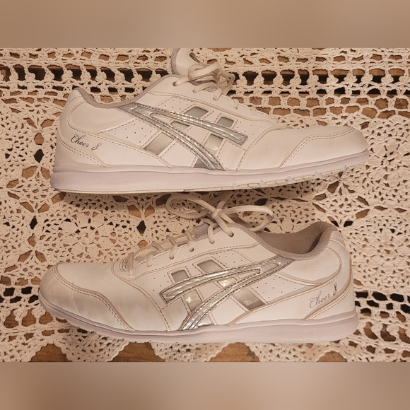 Asics white "Cheer 8" sneakers Sz.5 - Picture 2 of 7